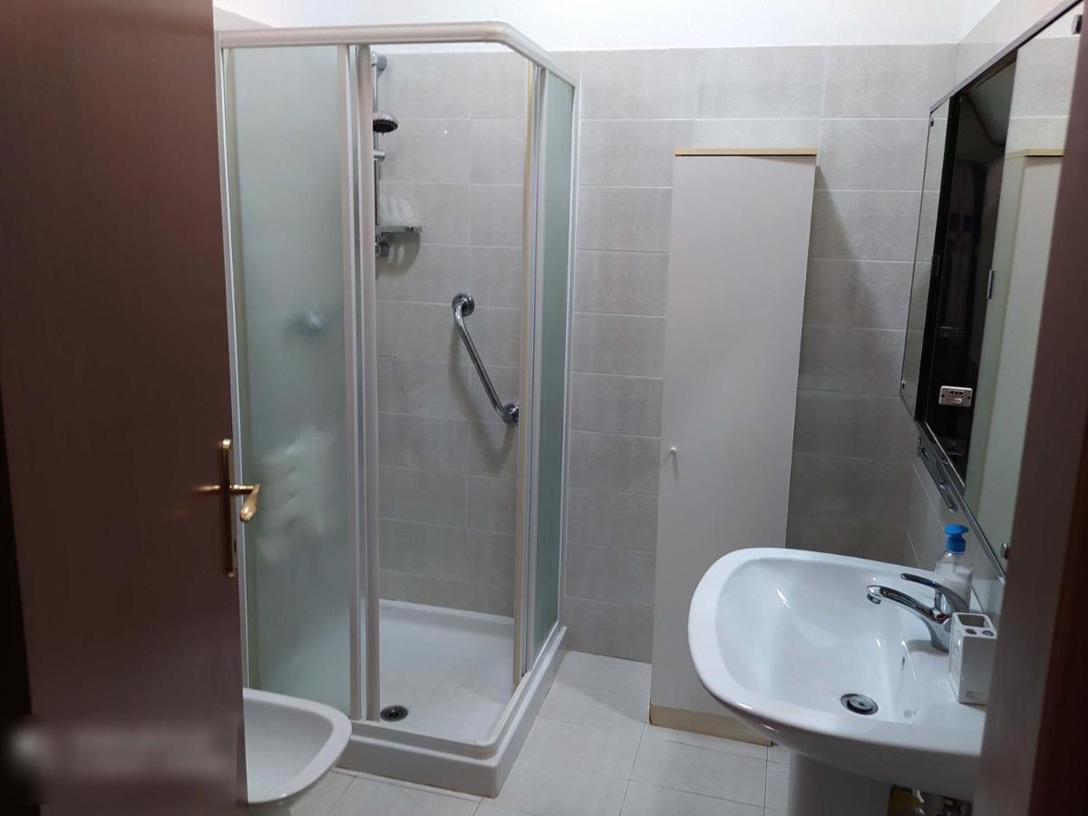 Stanza Con Bagno Ed Accesso Privati Hotel Trieste Bagian luar foto